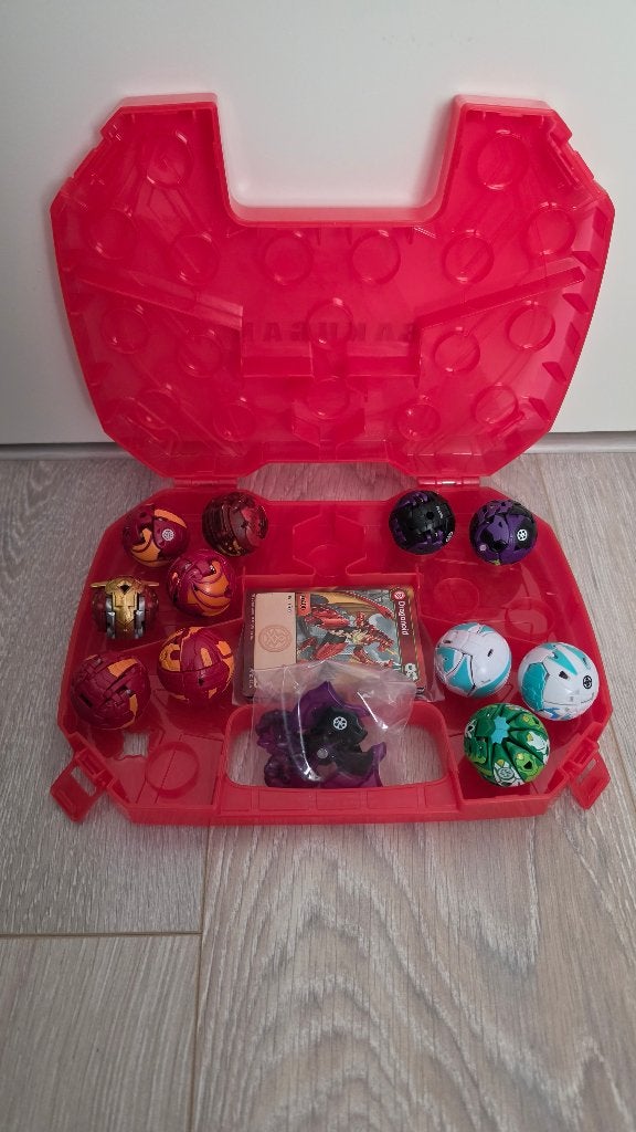 Bakugan red case met Bakugan en kaarten, Ophalen of Verzenden, Zo goed als nieuw
