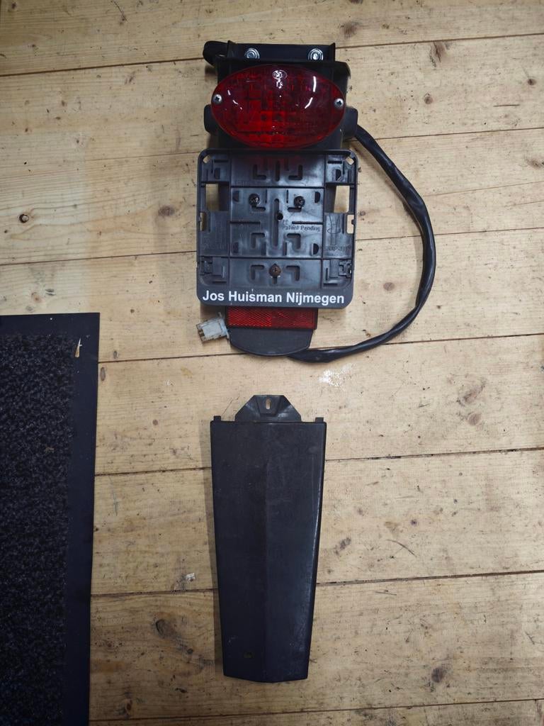 Tomos onderdelen Tomos Revival spatbord kentekenhouder lamp, Fietsen en Brommers, Ophalen of Verzenden, Overige modellen