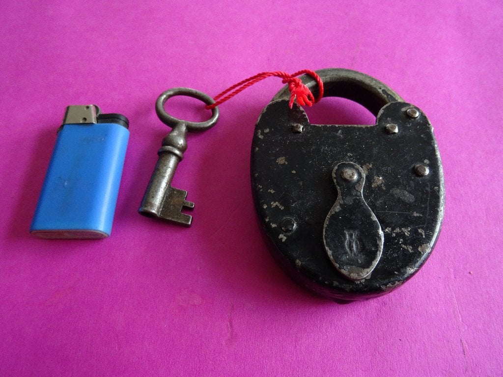 ANTIEK HANGSLOT MET SLEUTEL SLOT SLOTEN HANGSLOTEN, Ophalen of Verzenden