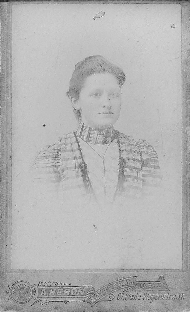 19e eeuwse portretfoto van een jonge vrouw, Gebruikt, Foto, Klederdracht, Ophalen of Verzenden