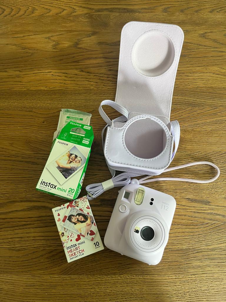Polaroid camera paars instax mini 12 incl beschermhoes, Ophalen, Compact, Zo goed als nieuw, Fuji