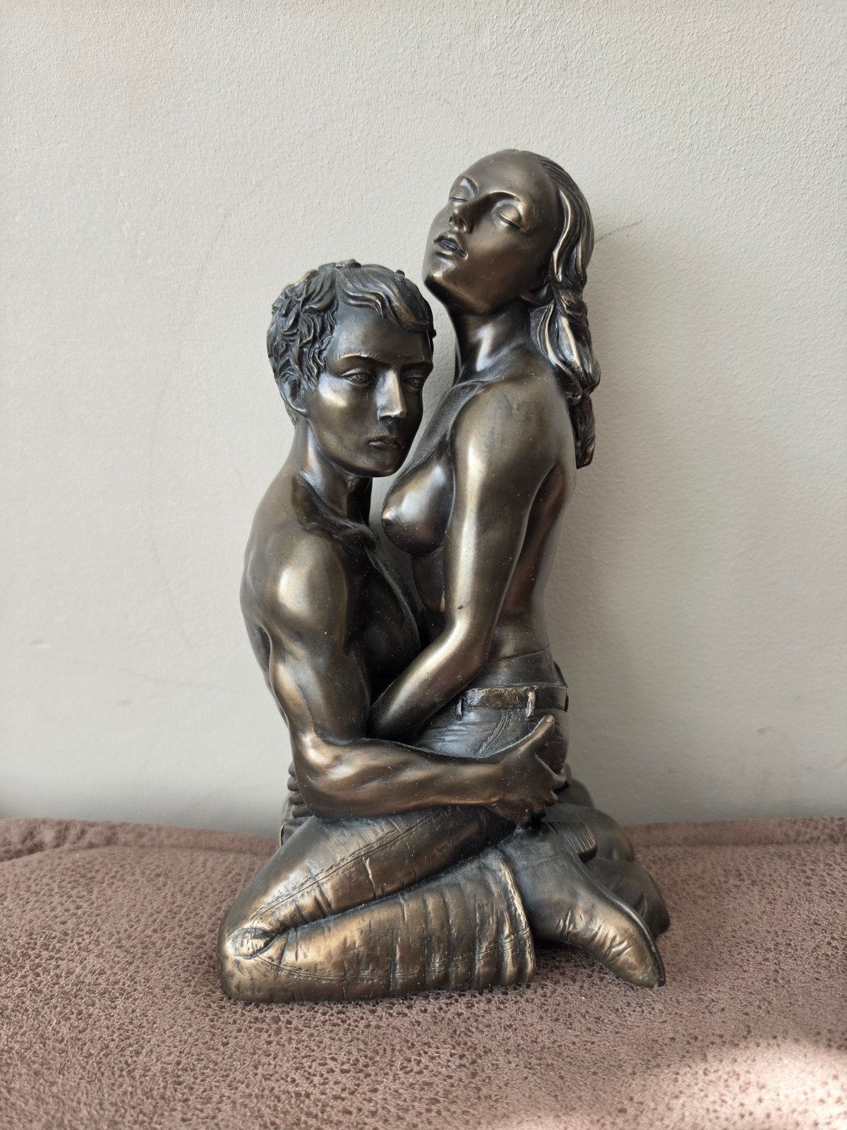 Prachtig bronzen beeld van een omhelzend stel, Ophalen of Verzenden, 20 - 50 cm, Beeld, Bruin