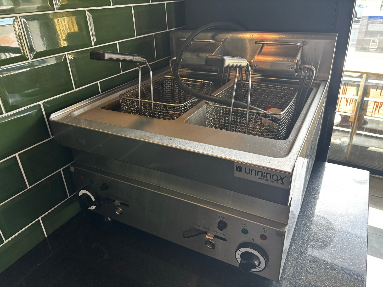 Professionele dubbele friteuse - Unninox E65TS-20, Zakelijke goederen, Horeca | Keukenapparatuur, Ophalen of Verzenden, Gebruikt