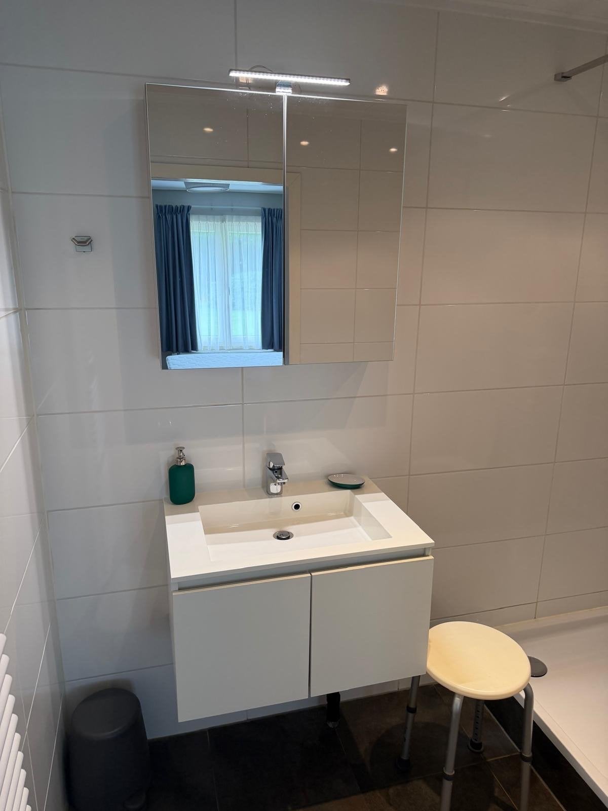 Moderne badkamer met douche, wastafel en toilet, Ophalen of Verzenden, Zo goed als nieuw, Met douche