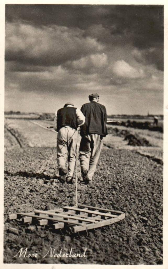 Nostalgisch boerenleven Eggen met mankracht ca, 1946, Ophalen, 1940 tot 1960, Gelopen, Ambachten of Beroep