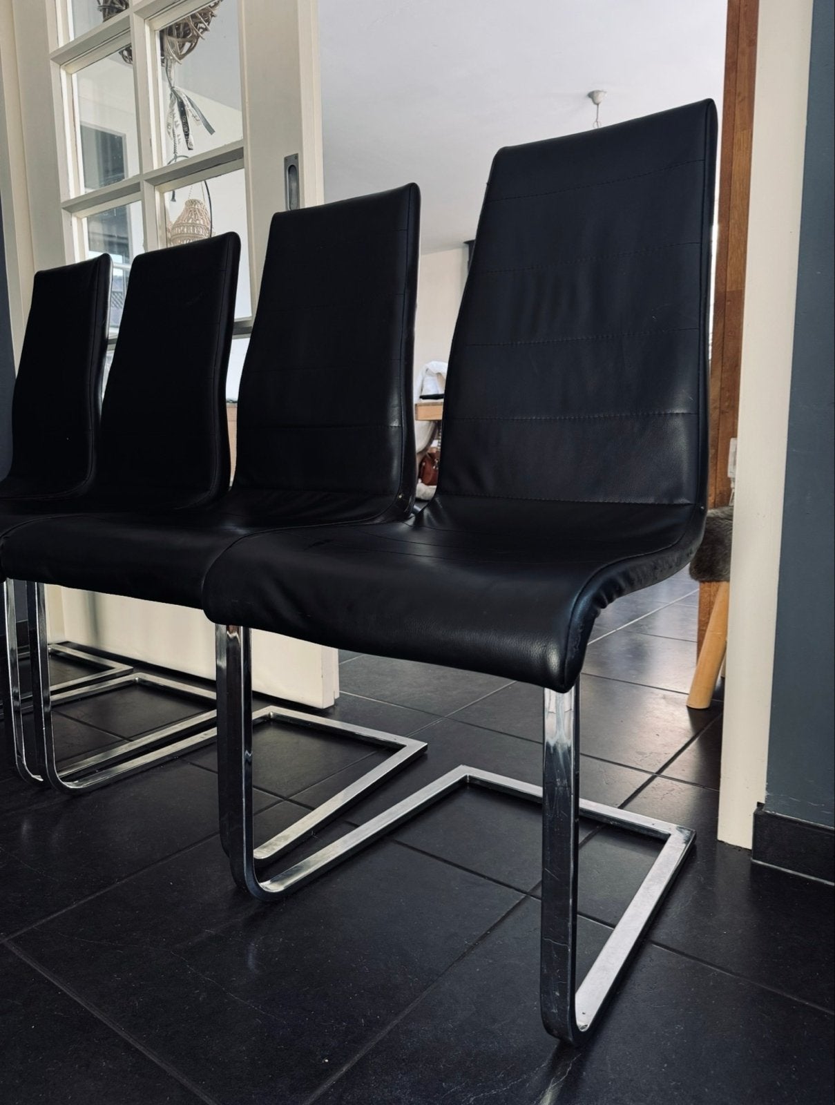 Set van 4 zwarte leren eetkamerstoelen met chroom onderstel, Ophalen, Zwart, Leer, Zo goed als nieuw