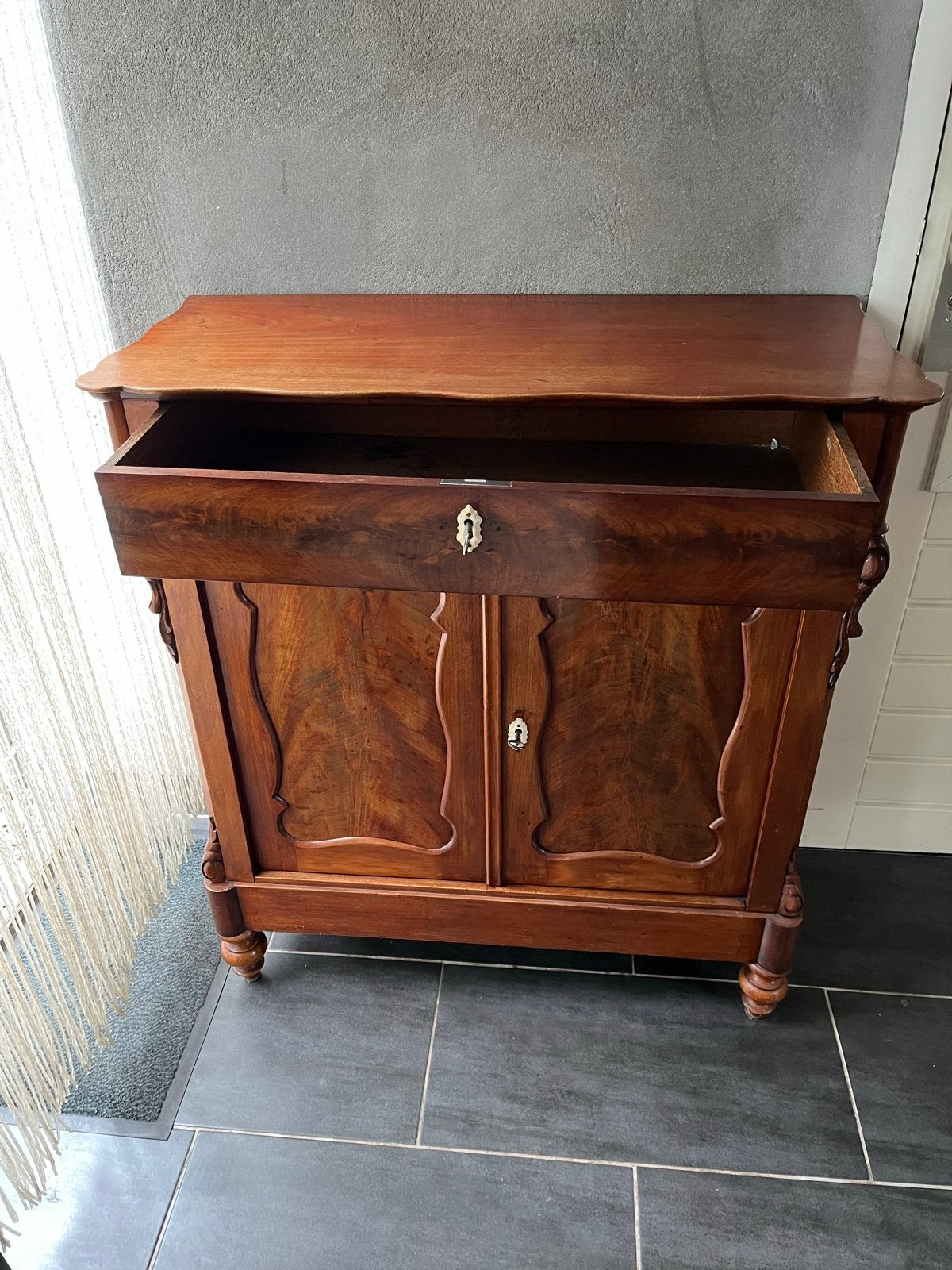 Antiek houten dressoir/meidenkast met lade en deuren, Ophalen