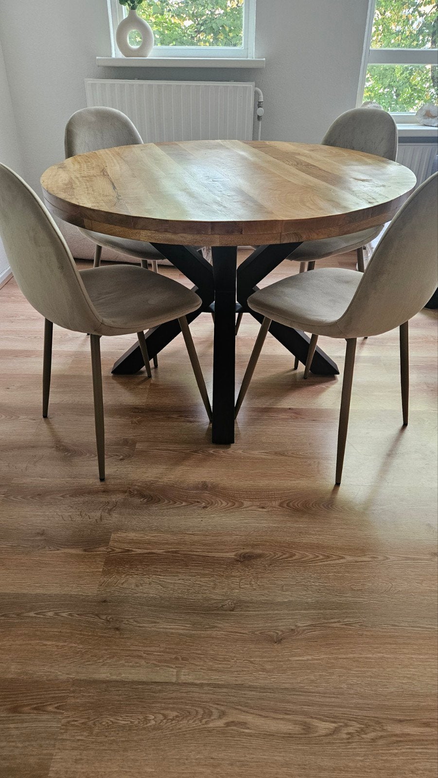 Ronde eettafel van mangohout met metalen onderstel, Huis en Inrichting, Tafels | Eettafels, Rond, Industrieel, Modern, Zo goed als nieuw