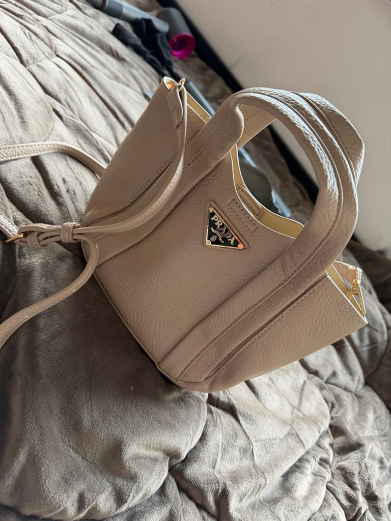 Prada Mini Shopper Beige - Zo goed als nieuw, Ophalen of Verzenden, Zo goed als nieuw, Beige, Shopper