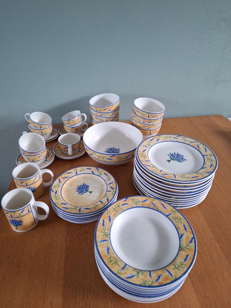 Servies Hotesse geel met lavendeltakje, Huis en Inrichting, Keuken | Servies, Ophalen, Gebruikt, Bord(en), Overige stijlen