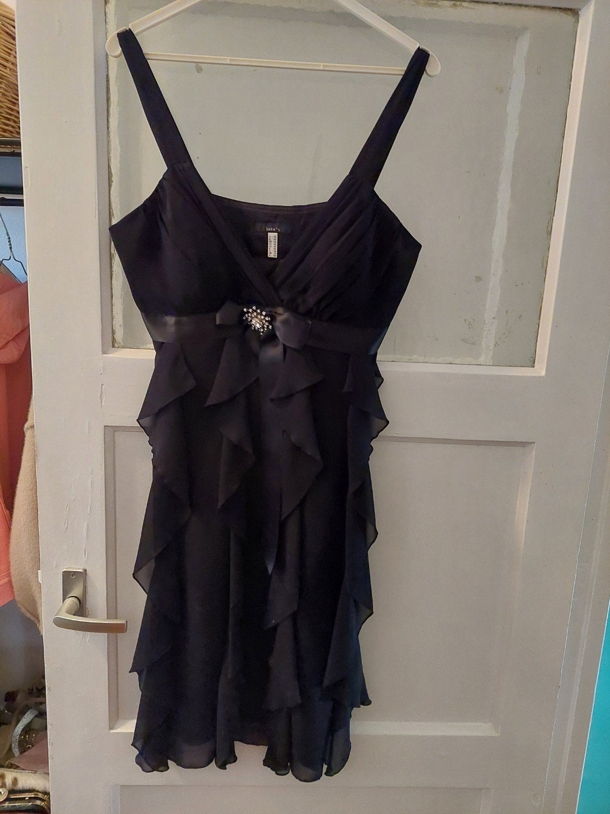 Jake*s avondjurk met ruches en broche, maat 40, Zwart, Zo goed als nieuw, Jake*s, Ophalen
