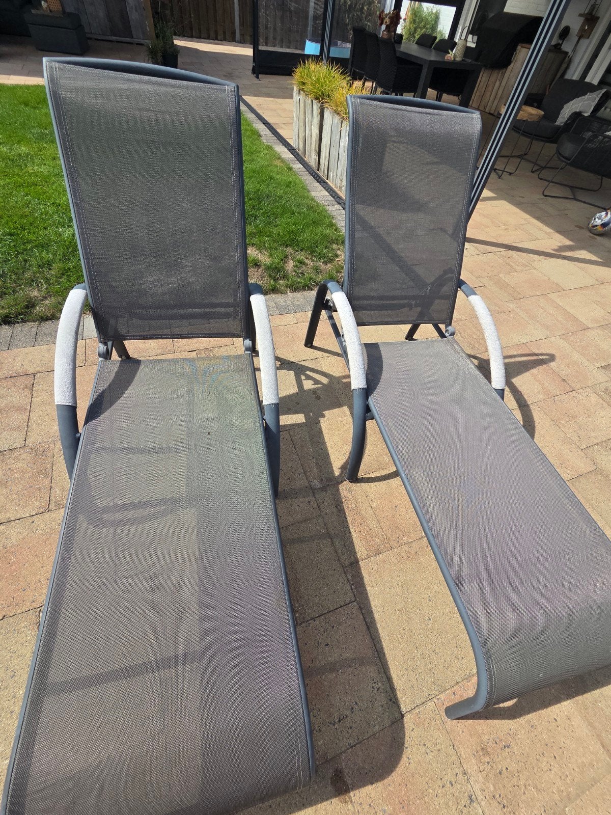 2 ligstoelen, Tuin en Terras, Ligbedden, Ophalen, Gebruikt, Kunststof, Inklapbaar