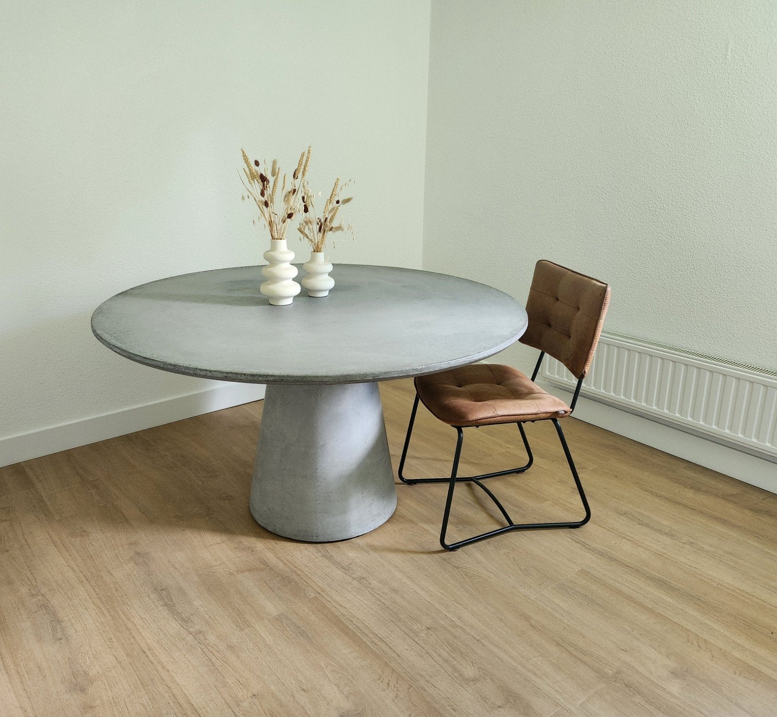 Goossens Eettafel Betonlook Rond 140cm z.g.a.n., Ophalen, Overige materialen, Rond, Zo goed als nieuw