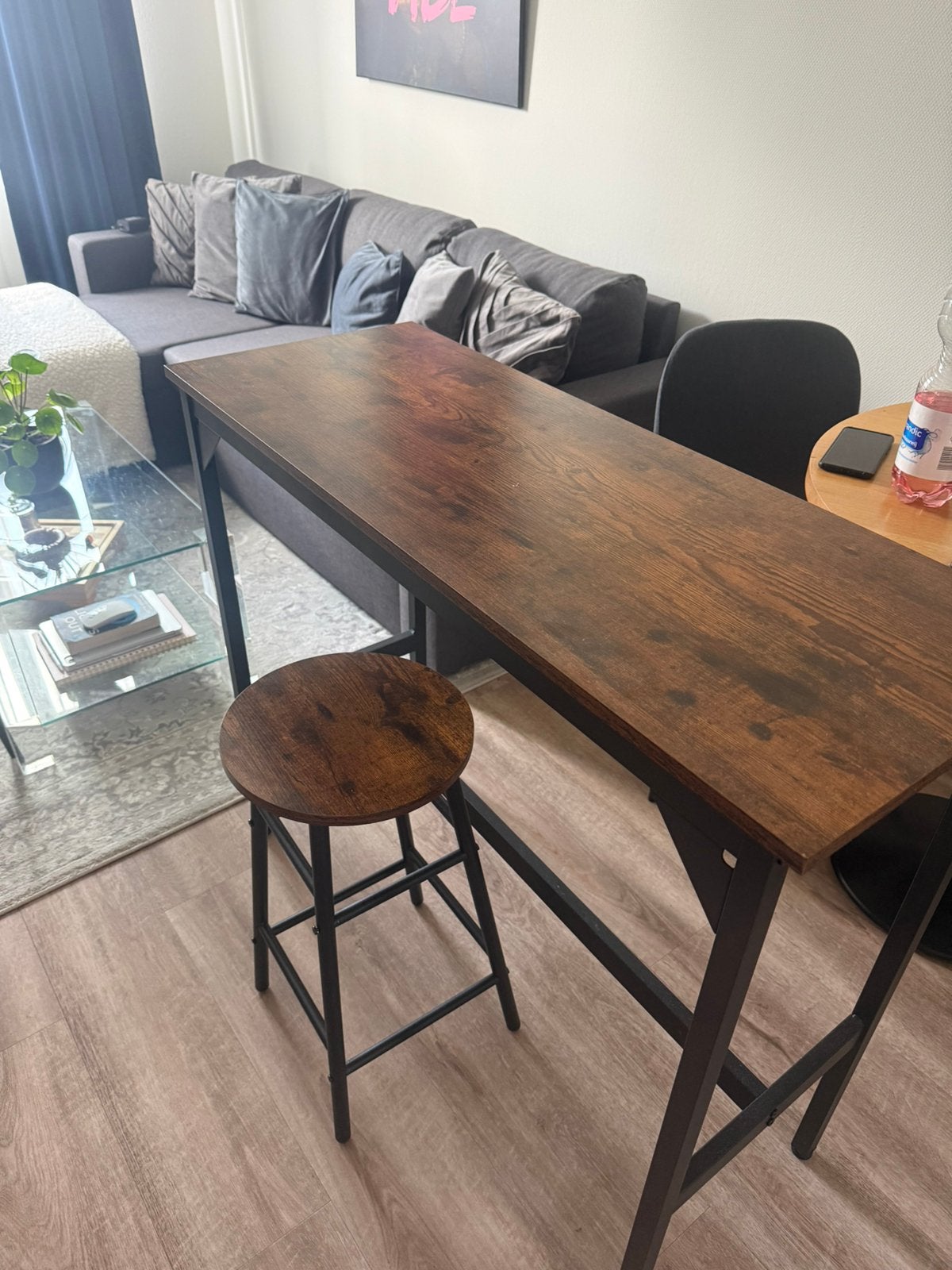 Bar met 2 krukken omgeving Breda, Ophalen, Zo goed als nieuw