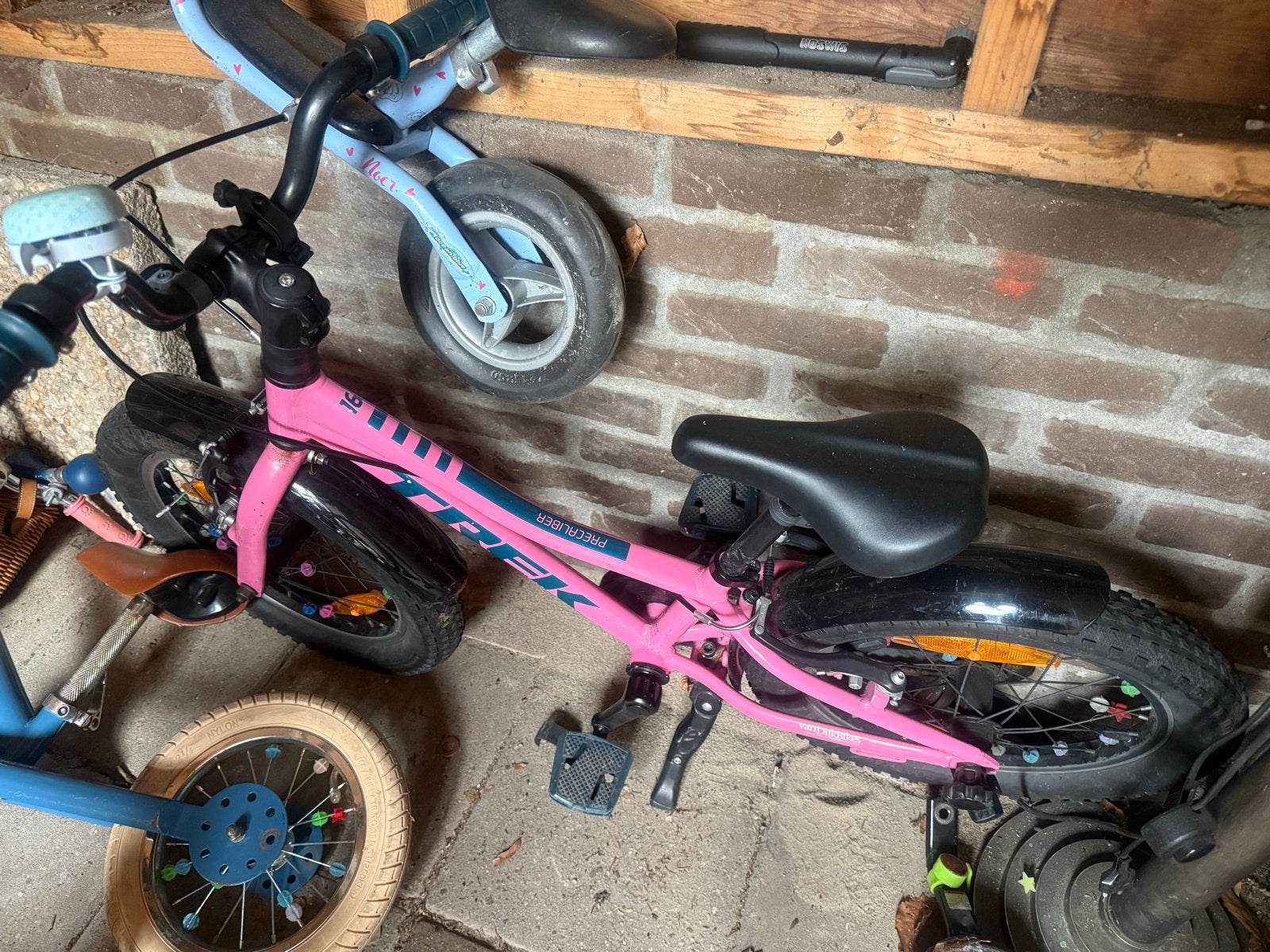 Trek kinderfiets roze met zijwieltjes, Fietsen en Brommers, Fietsen | Kinderfietsjes, Ophalen, Gebruikt, 16 tot 20 inch, Zijwieltjes
