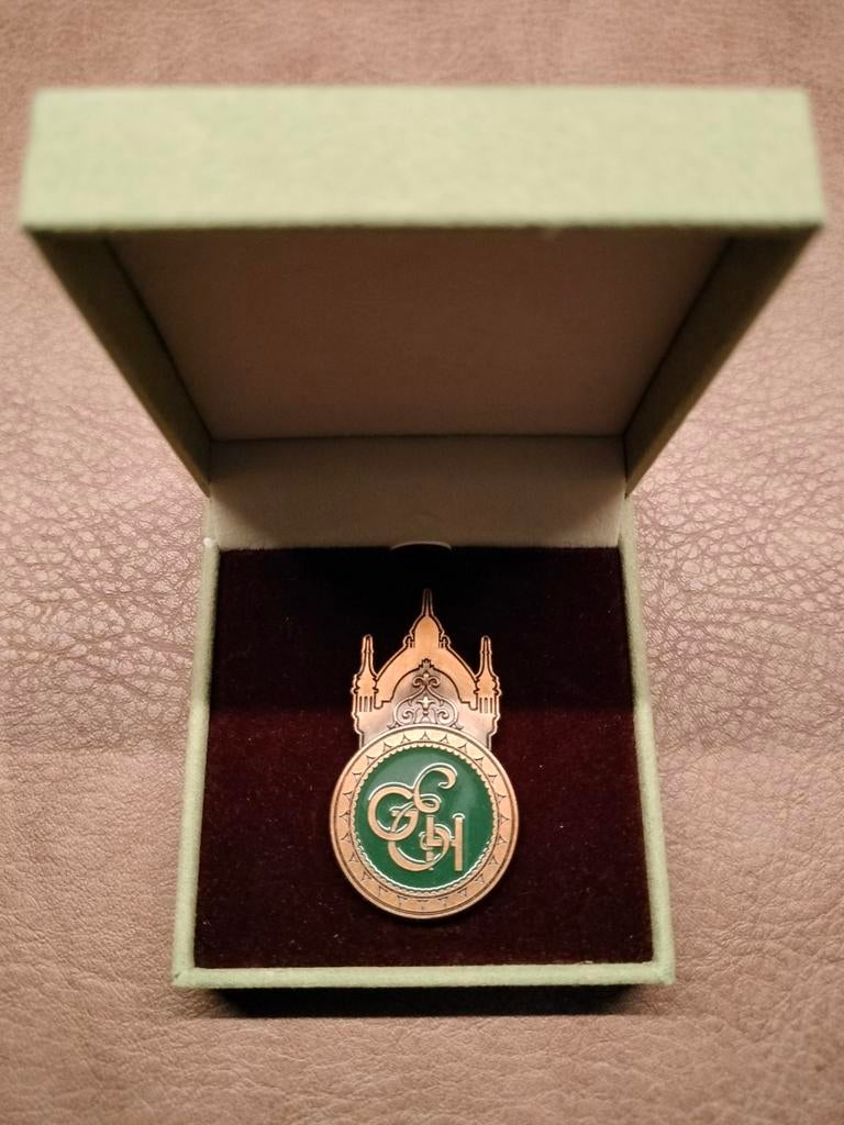 Efteling pin: Efteling Grand Hotel, Verzamelen, Efteling, Verzenden, Nieuw, Button of Speldje