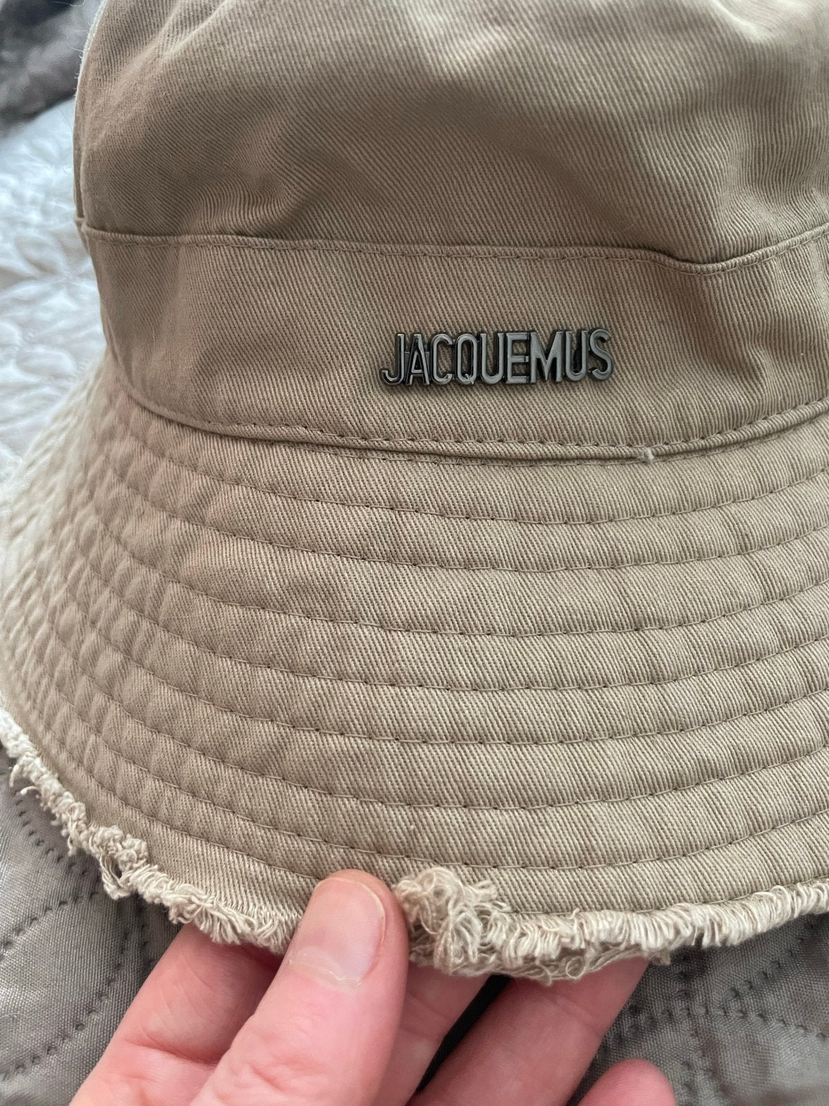 Jacquemus Bob Artichaut Hoed - nieuw, Ophalen of Verzenden, Zo goed als nieuw, One size fits all, Hoed