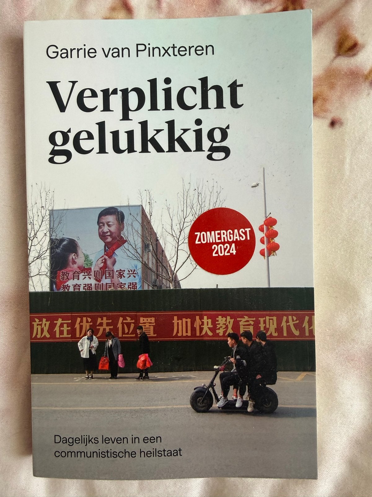 Verplicht gelukkig - Garrie van Pinxteren (Zomergast 2024), Ophalen of Verzenden, Zo goed als nieuw, Politiek