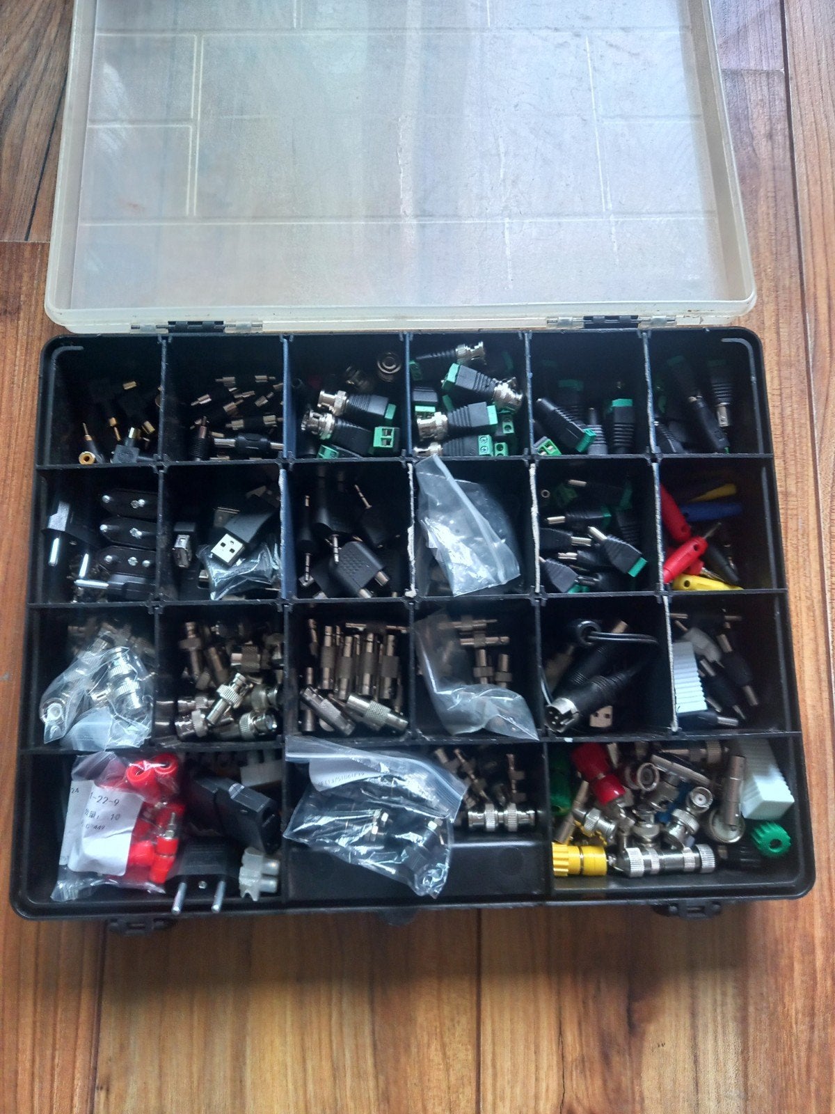 Foto 2 van Grote partij diverse kabels en adapters