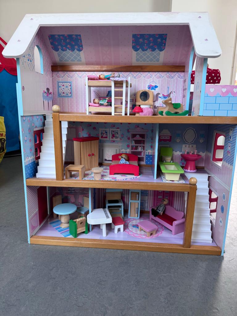 Wooden Dollhouse/Houten poppenhuis met accesories, Ophalen, Gebruikt, Poppenhuis