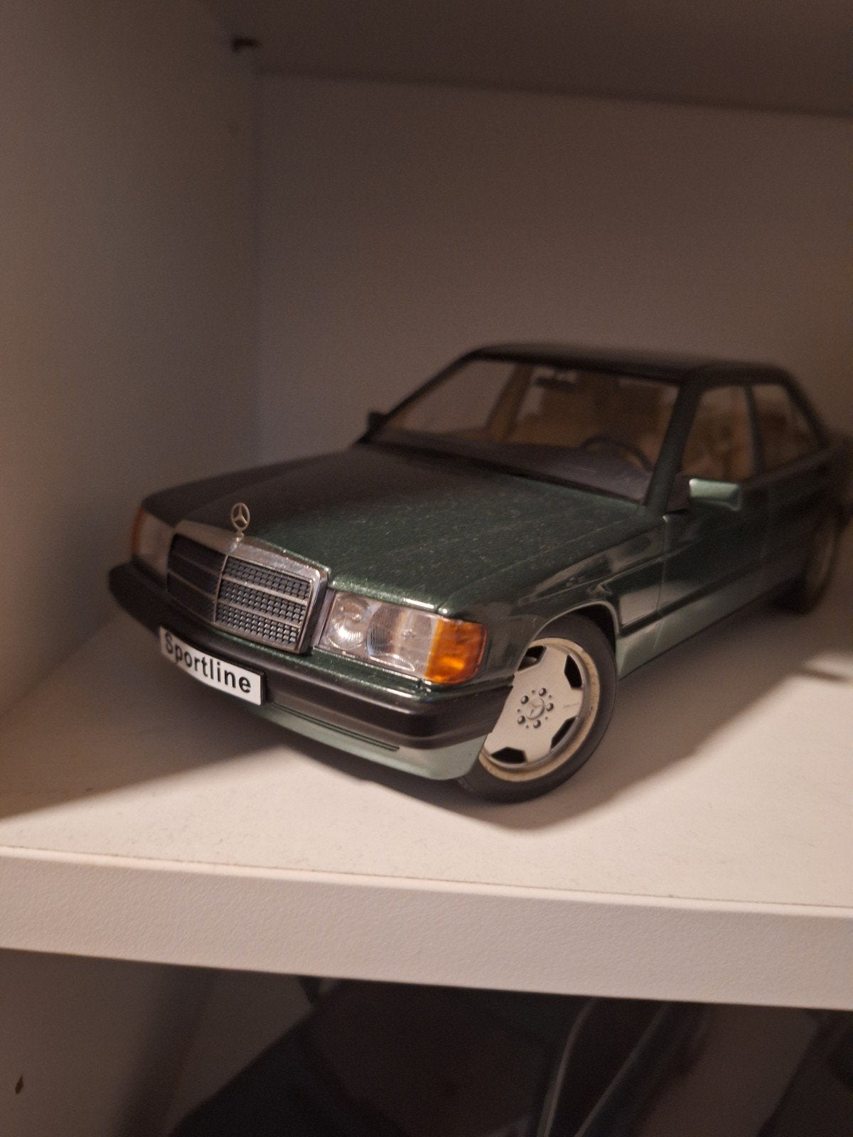 Triple9 Mercedes-Benz 190E verlaagd met AMG velgen, Ophalen of Verzenden, Zo goed als nieuw, Auto