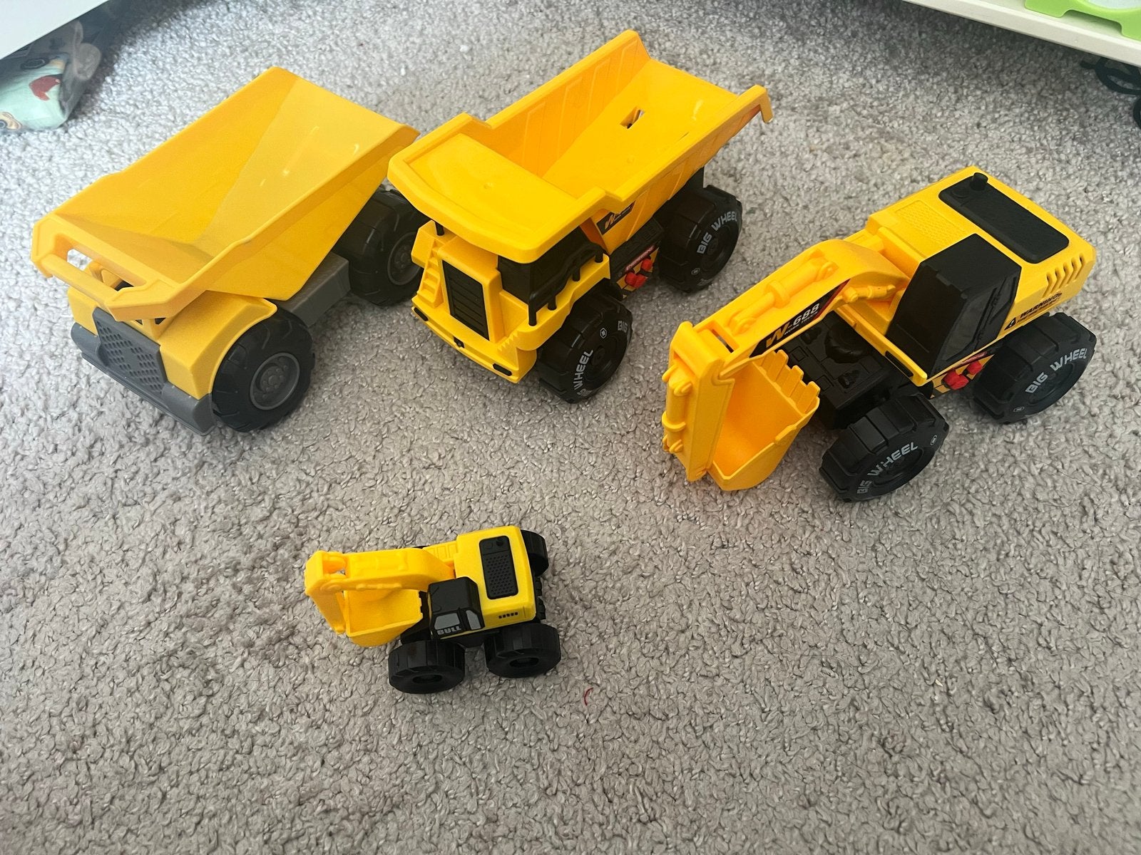 Set van 4 speelgoedvoertuigen: graafmachines en kiepwagens, Ophalen of Verzenden, Zo goed als nieuw