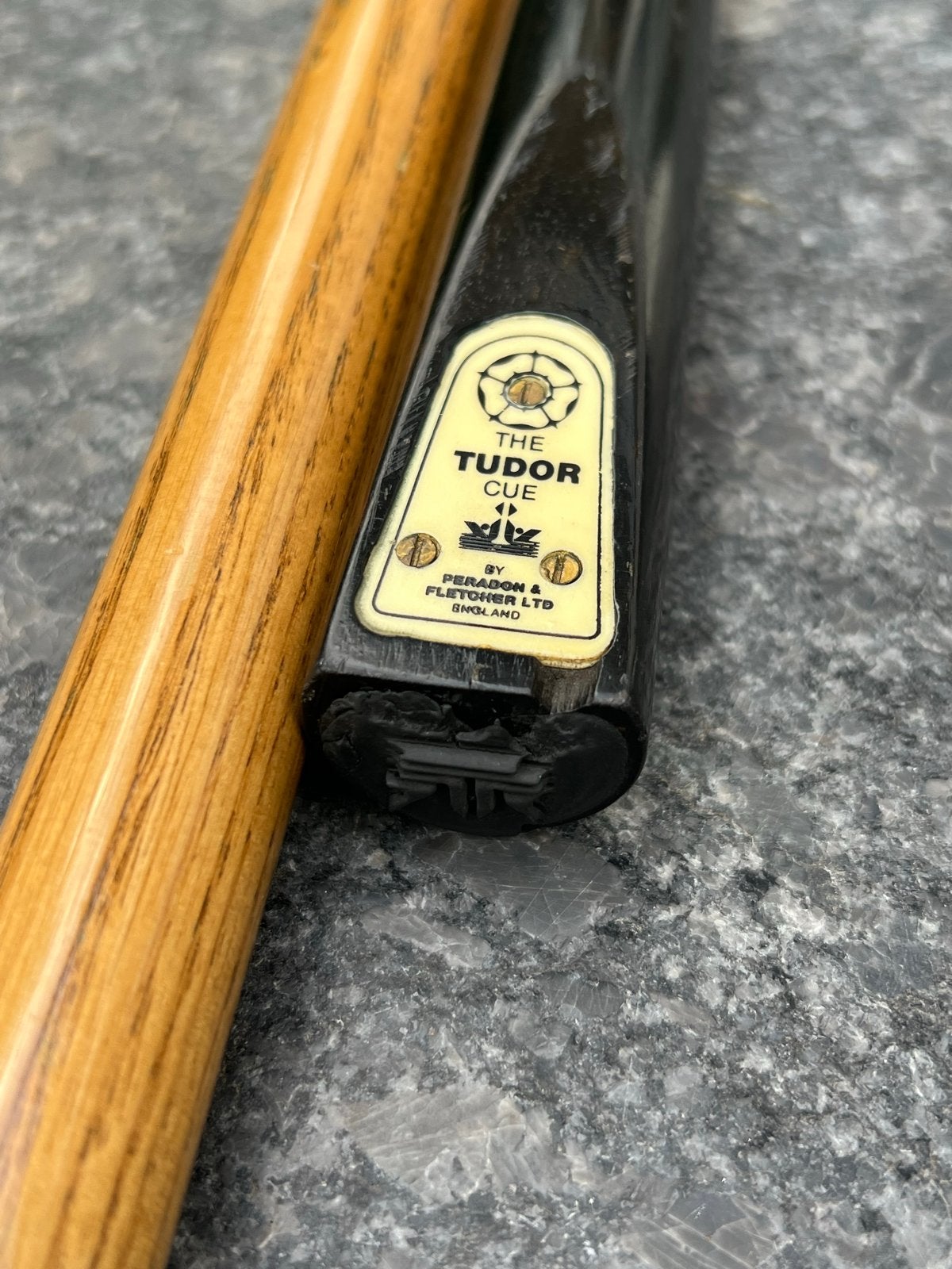 Vintage The Tudor Cue - Peradon & Fletcher, Sport en Fitness, Biljarten en Poolen, Ophalen, Gebruikt, Keu of Ballen