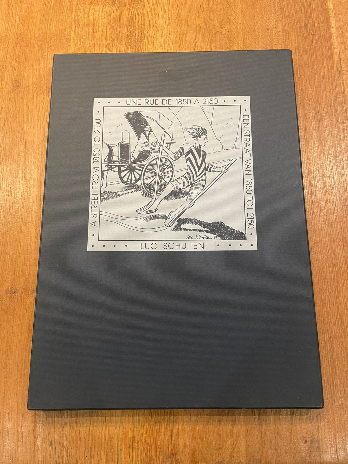 Luxe-portfolio Luc Schuiten Een straat van 1850 tot 2150, Eén stripboek, Ophalen of Verzenden, Zo goed als nieuw