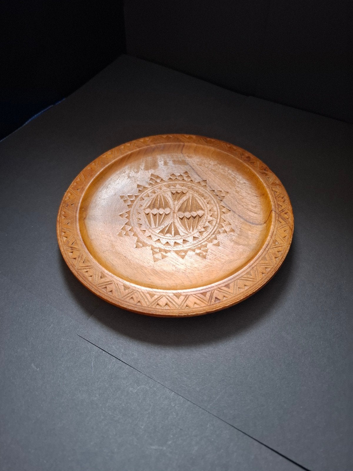 Houten decoratieve schaal met ingekerfd patroon, Ophalen of Verzenden