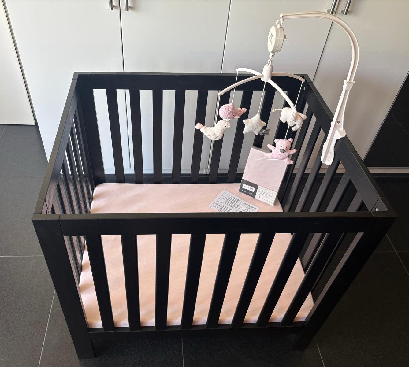 Complete babybox met boxmatras, hoeslakens en boxmobiel, Ophalen, Zo goed als nieuw, Rechthoekig, In hoogte verstelbaar