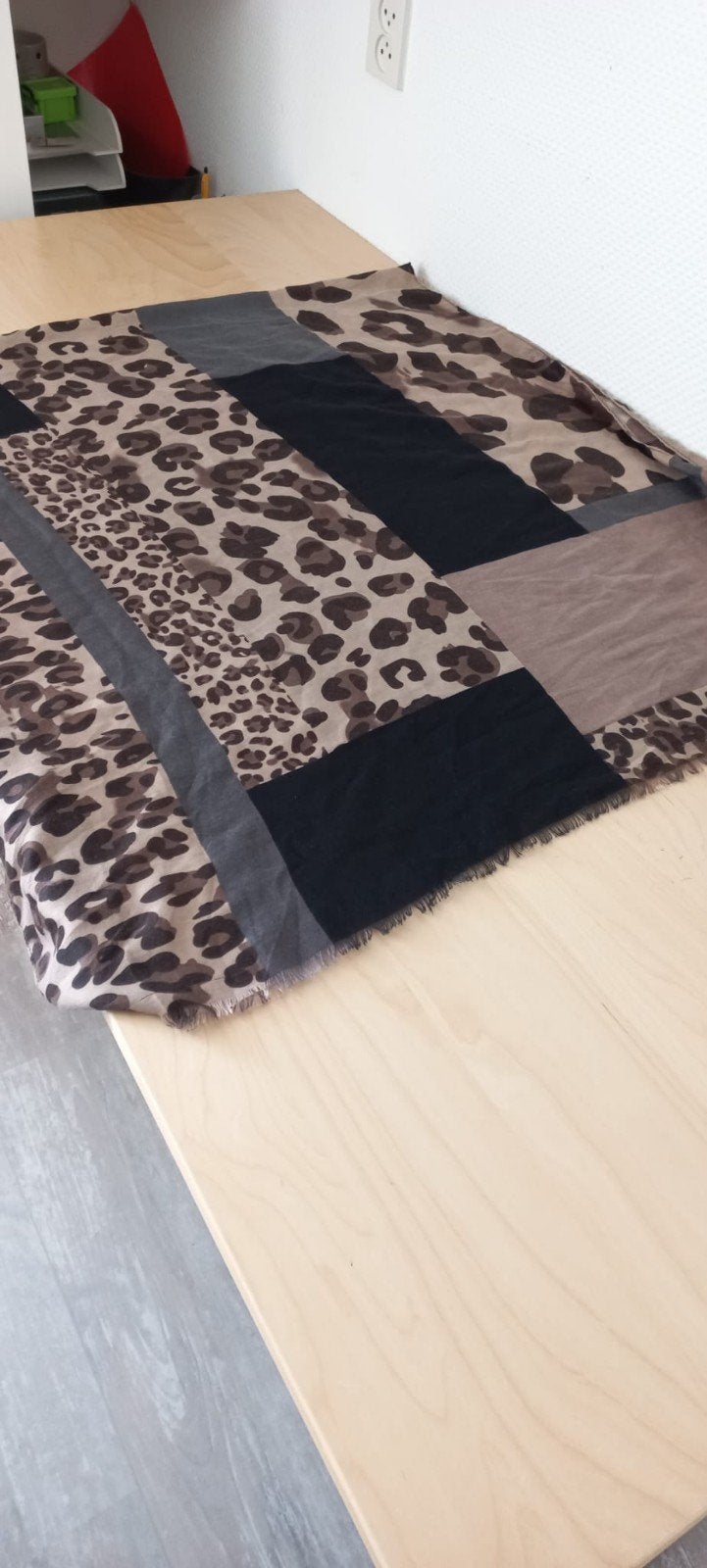 Leuke bruine shawl, Ophalen of Verzenden, Zo goed als nieuw, Maat 46/48 (XL) of groter, Sjaal