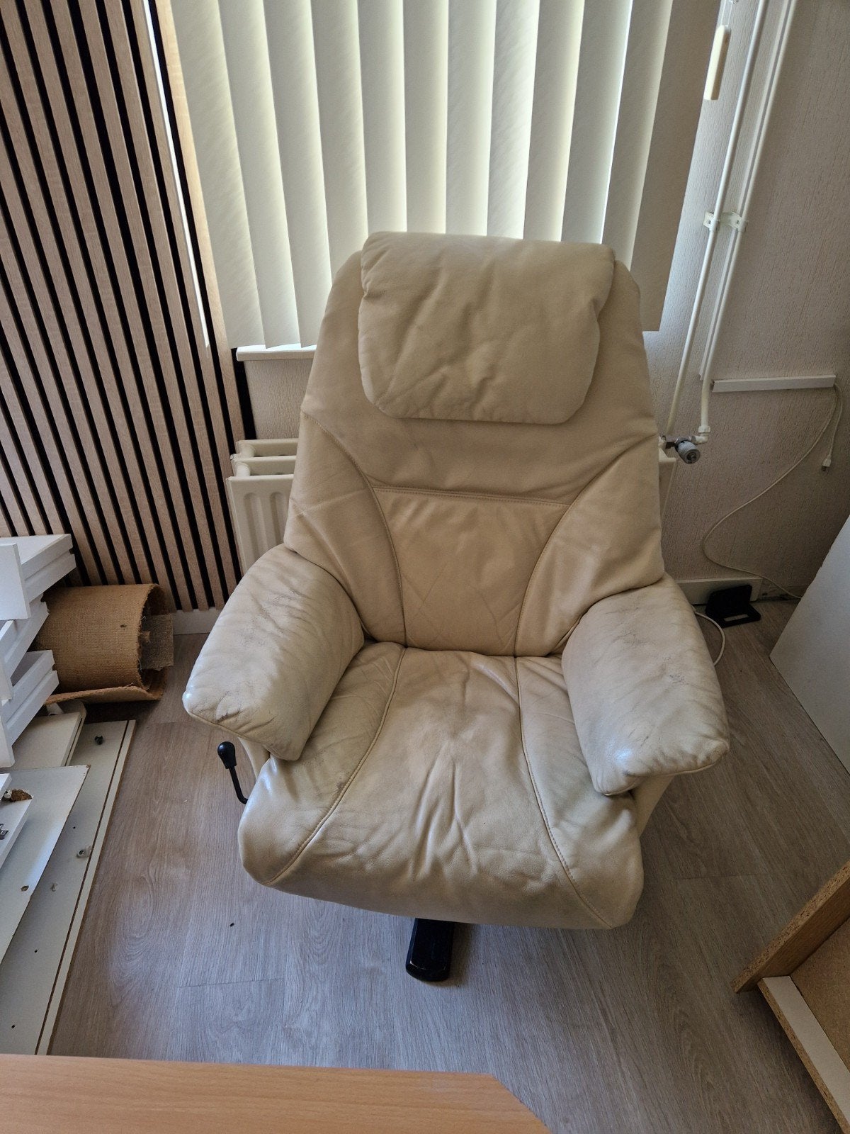 Comfortabele beige leren fauteuil, Gebruikt, Klassiek, Comfortabel, Ophalen of Verzenden, 50 tot 75 cm