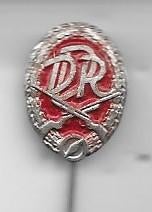 GEWEREN LEGER MILITARIA RODE D.D.R. OOST DUITSLAND  SPELD, Verzamelen, Speldjes, Pins en Buttons, Verzenden, Gebruikt, Overige onderwerpen
