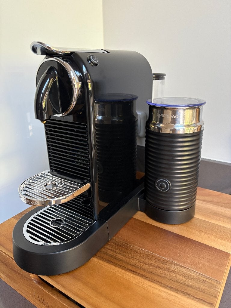 Citiz&Milk Black Nespresso, Afneembaar waterreservoir, Koffiemachine, Ophalen of Verzenden, Zo goed als nieuw