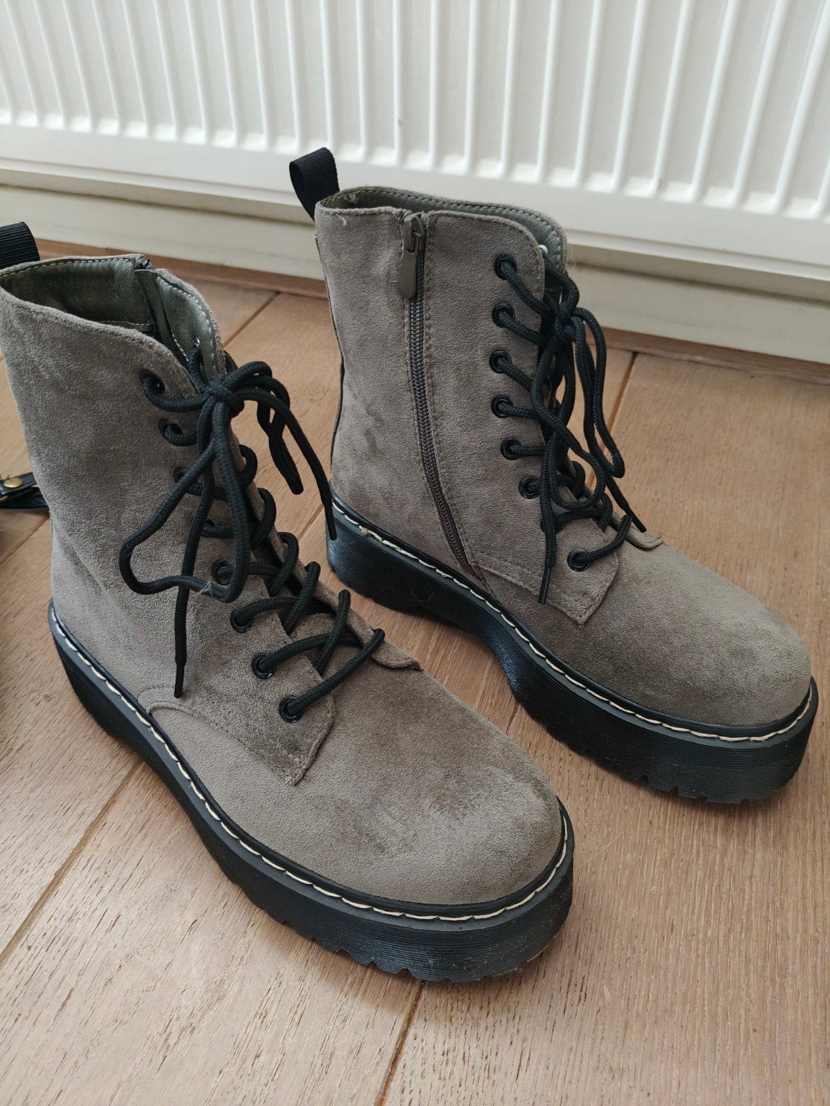 Boots met bijpassende tas - 39, Beige, Lage of Enkellaarzen, Ophalen of Verzenden, Zo goed als nieuw