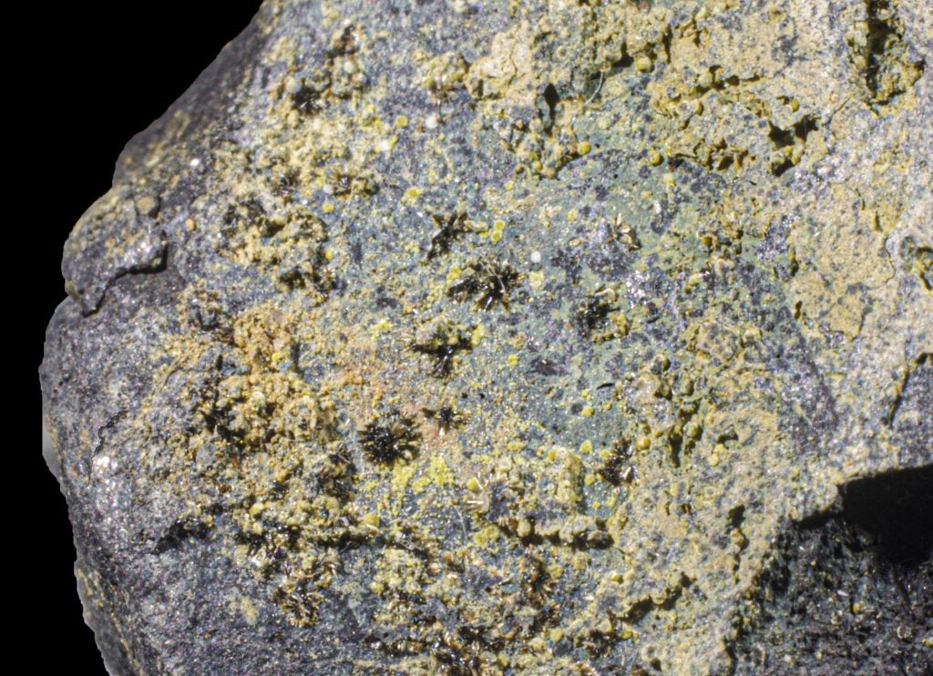 Zeldzame FERROBERAUNIET kristallen uit België !, Ophalen of Verzenden, Mineraal