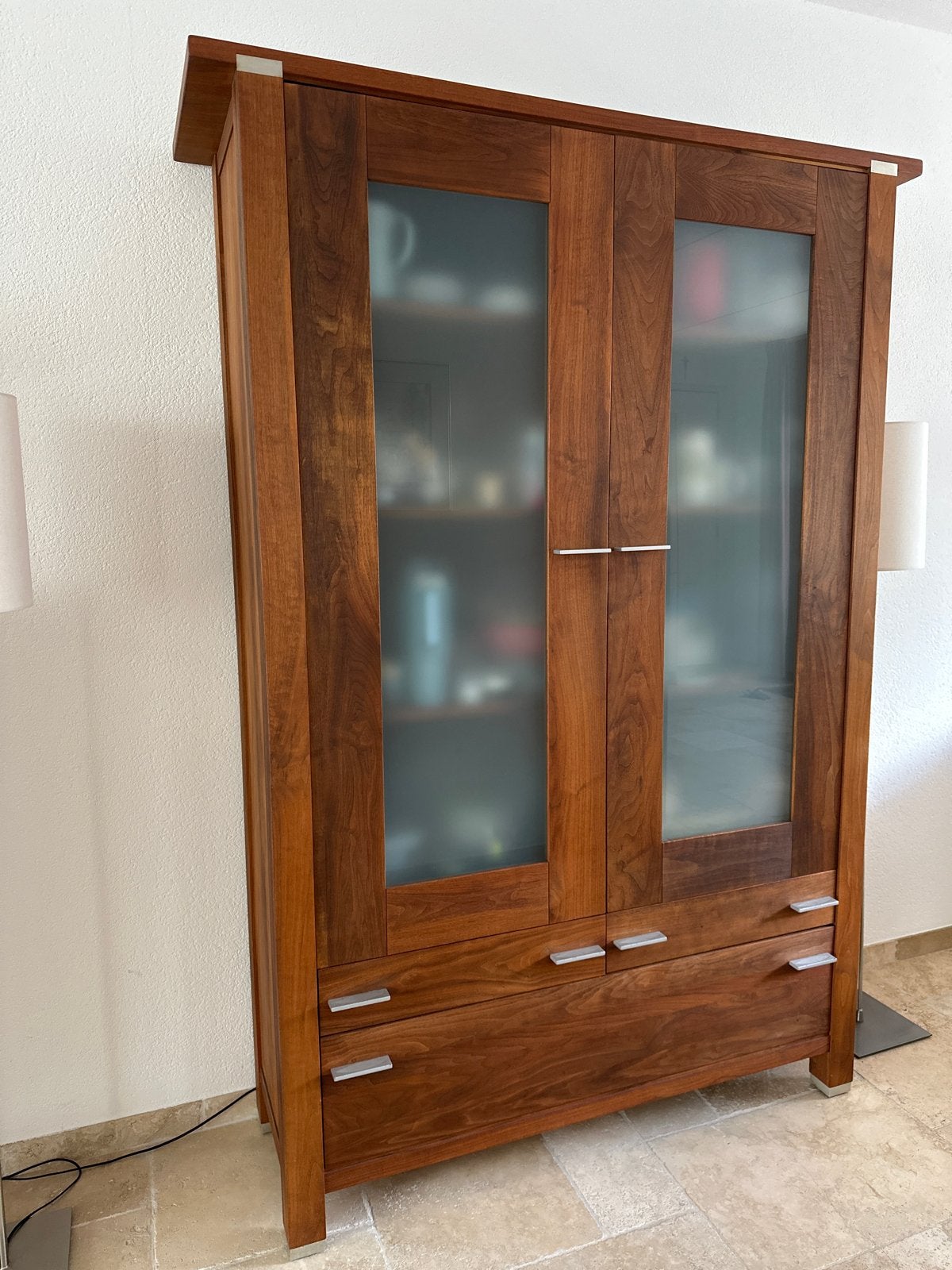 Prachtige walnoten houten vitrinekast van Hans Daalder, Ophalen, Gebruikt, 100 tot 150 cm, 200 cm of meer