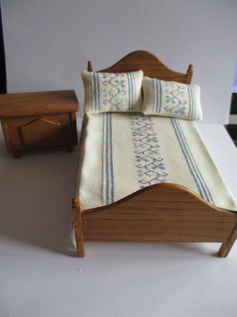 poppenhuis mooi eiken bed met nachtkastje handgemaakt, Ophalen of Verzenden, Zo goed als nieuw, Decoratie