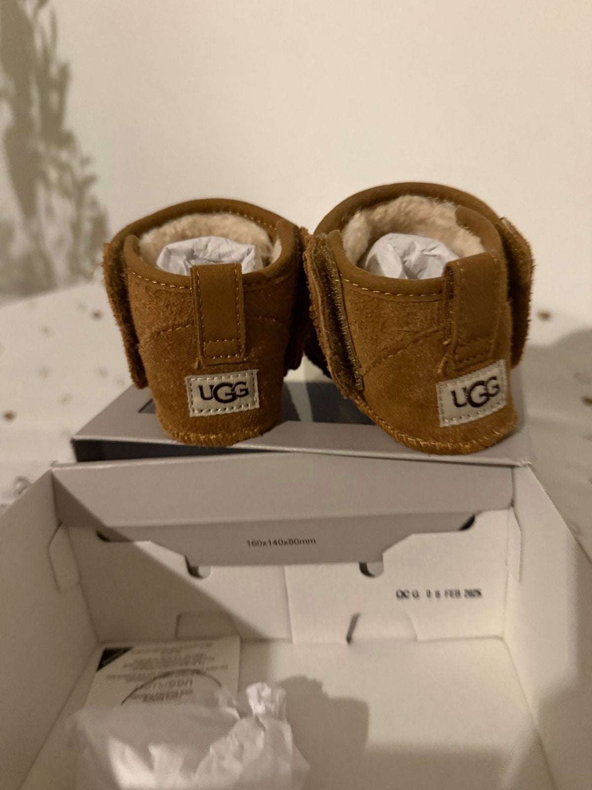 Nieuwe UGG slofjes voor baby's - Maat 18, Ophalen, Nieuw, Jongetje of Meisje, Slofjes