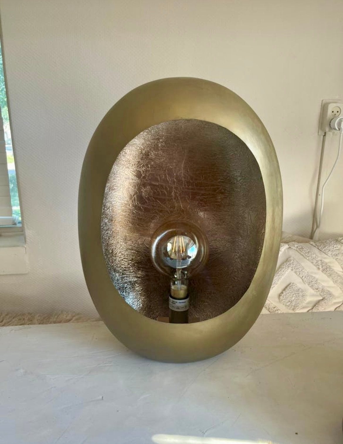 Moderne ovale tafellamp goudkleurig, Huis en Inrichting, Lampen | Tafellampen, Ophalen, Overige merken, Goud, E27 (groot)