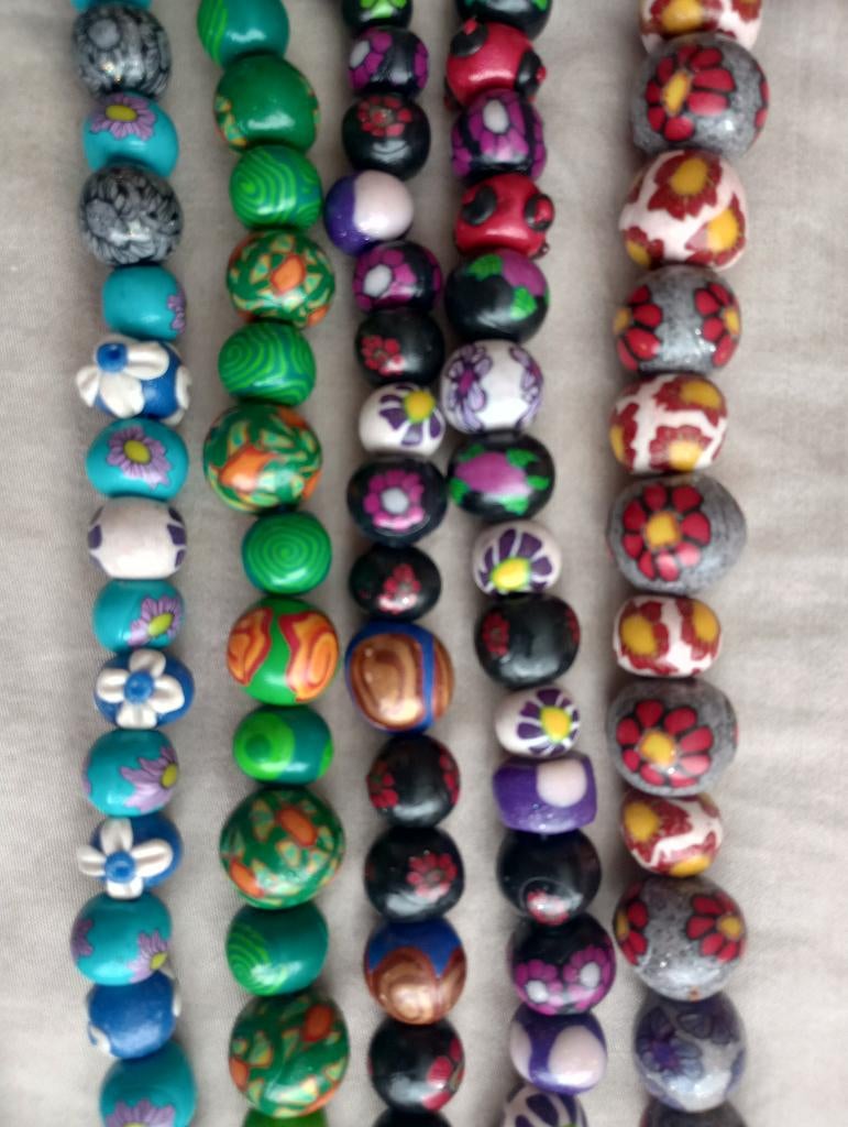 7 Kettingen kralen klei stof hout kunststof kleur rijgen, Ophalen of Verzenden, Zo goed als nieuw, Overige kleuren, Overige materialen