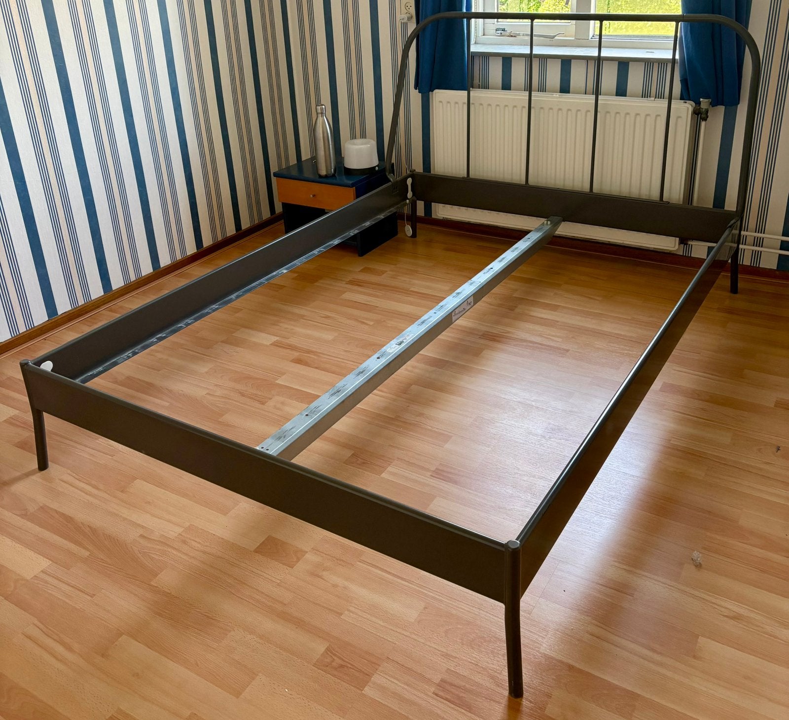 Bed al gedemonteerd  140 x 200, Gebruikt, Zwart, Tweepersoons, 200 cm