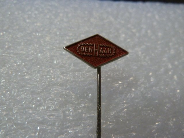 Vintage speldje 'Den Haan, Ophalen of Verzenden, Gebruikt, Stad of Land, Speldje of Pin