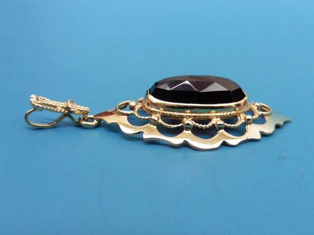 Gouden hanger met granaat                                G50, Gebruikt, Overige voorstellingen, ., Ophalen of Verzenden