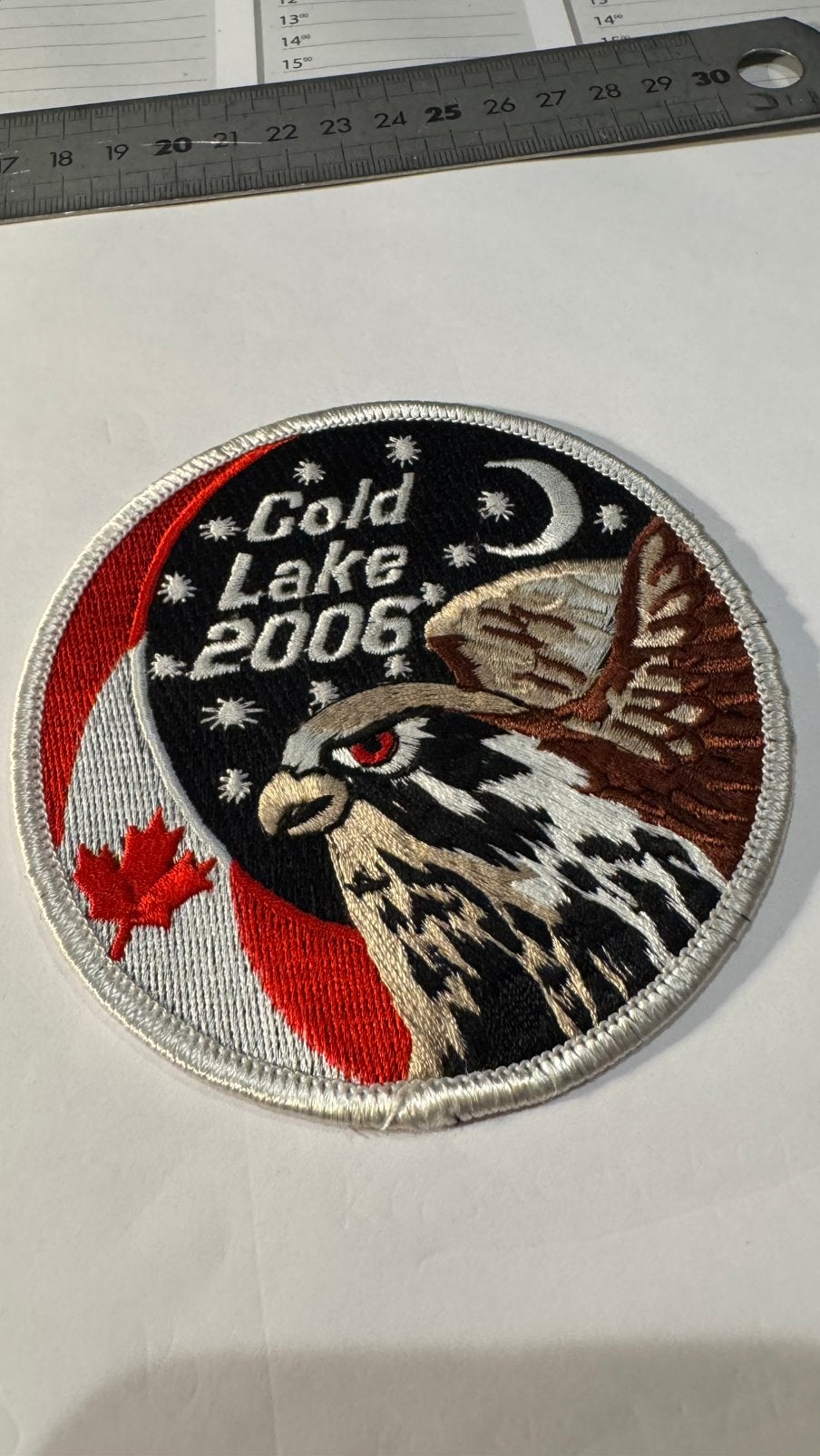 Patch f-16 swirl luchtmacht klu cold lake wit draad, Verzamelen, Ophalen of Verzenden, Zo goed als nieuw, Patch, Badge of Embleem