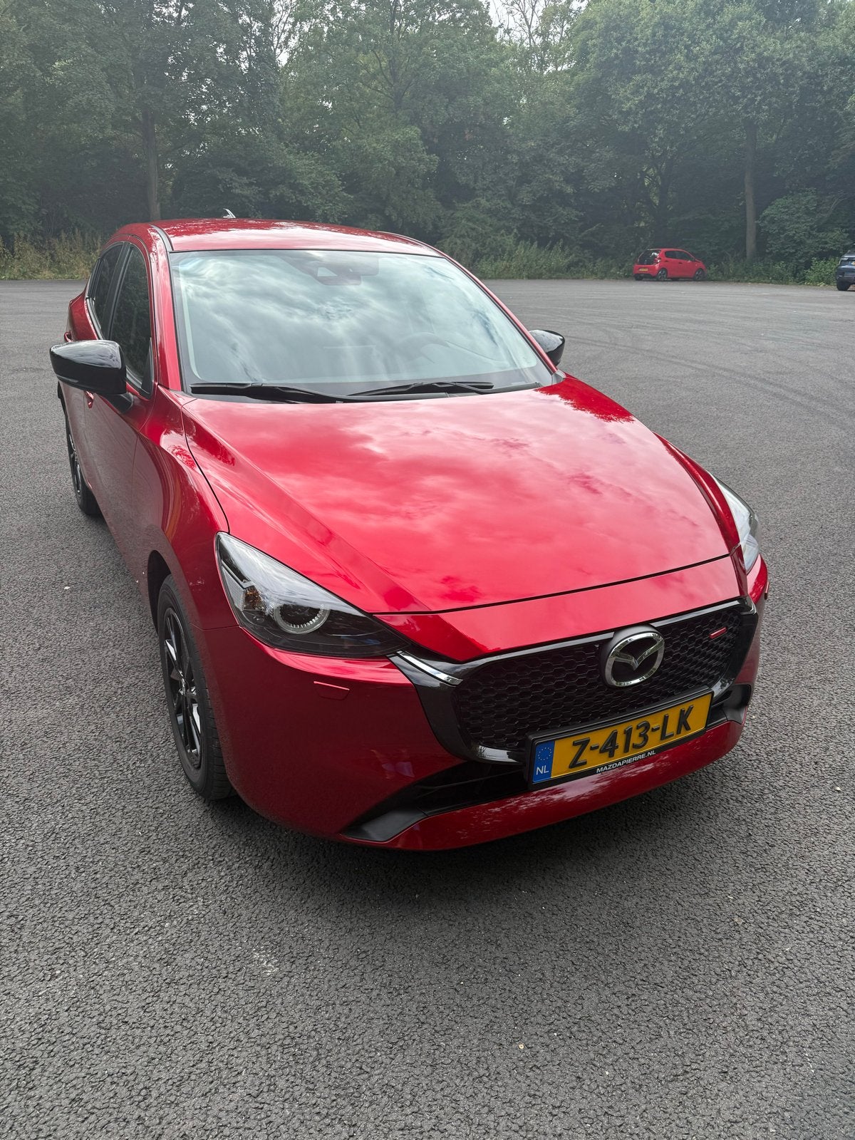 Mazda 2 1.5 Skyactiv-g 90PK 2024 Rood, Stof, 40 €/maand, Zwart, 4 cilinders