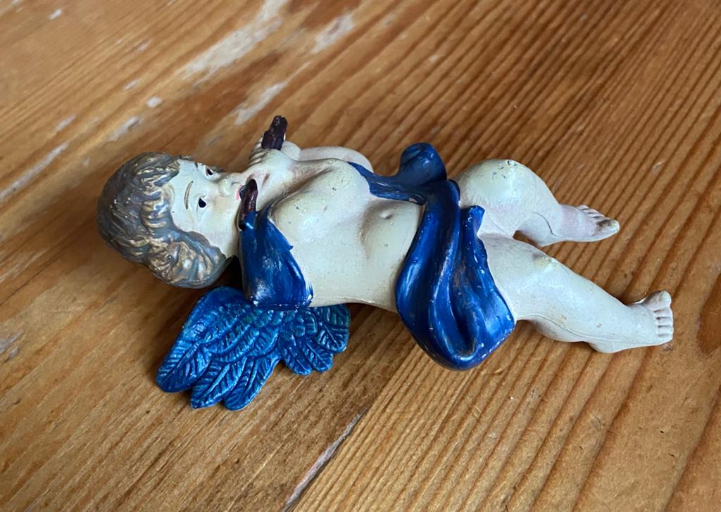 Schattig plastic engelenbeeldje met blauwe vleugels en fluit, Verzamelen, Beelden en Beeldjes, Ophalen of Verzenden, Gebruikt