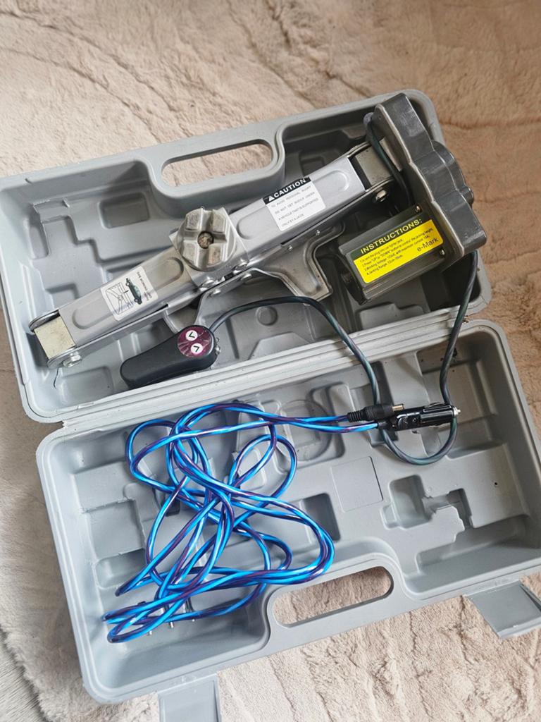 Elektrische Schaarkrik 12V (sigarettenaansteker) tot 1000kg, Ophalen of Verzenden, Gebruikt, Elektrisch, Schaarkrik