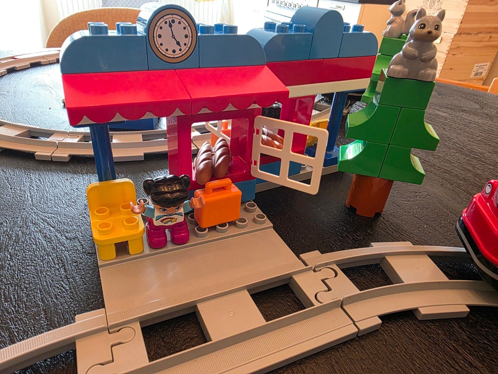 Lego Duplo Trein met station en extra rails (2 sets), Ophalen of Verzenden, Zo goed als nieuw, Duplo
