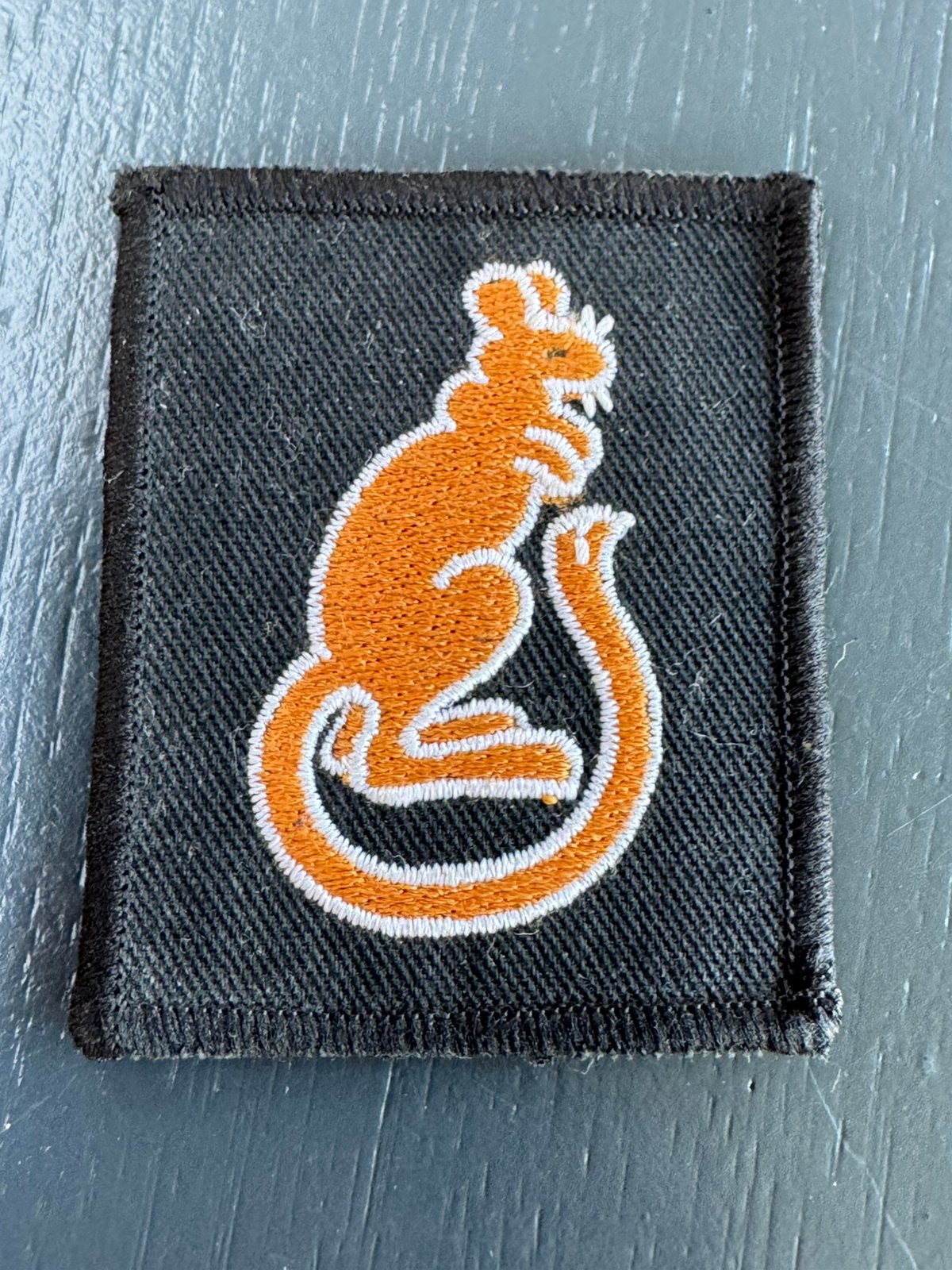 GB 7e Pantser Divisie “Desert Rats”, Verzamelen, Militaria | Algemeen, Ophalen of Verzenden, Landmacht, Engeland, Embleem of Badge